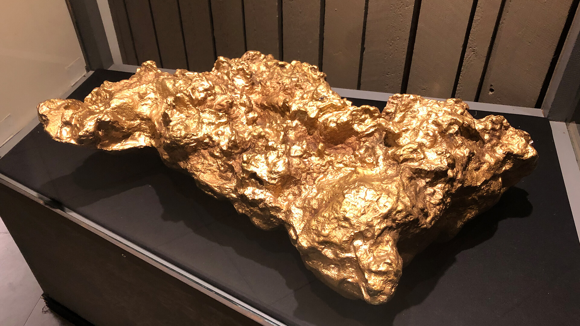 Kultamuseon näyttelyssä sijaitseva kopio maailman suurimmasta alluviaalisesta kultahipusta.