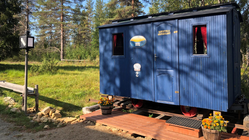 Kultamuseon ulkomuseoalueella seisova sininen ravintolavaunu Lapin Kulta -tunnuksella.