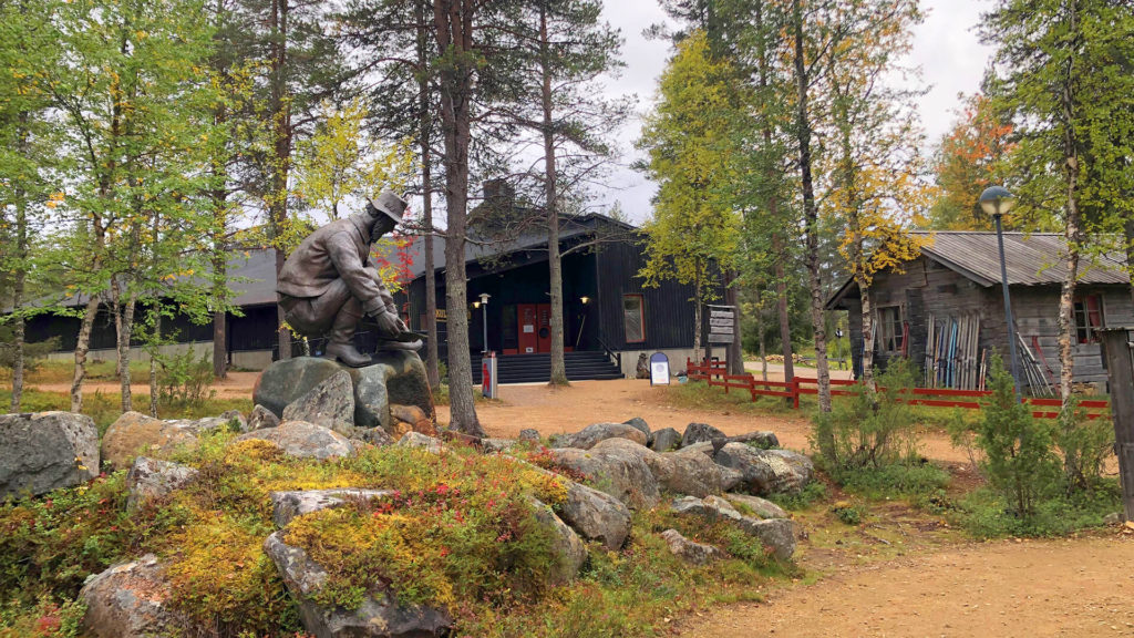 Kultamuseon ulkomuseoalueelta yleiskuva, jossa näkyy Ensio Seppäsen Vaskaajapatsas museon päärakennuksen edustalla.